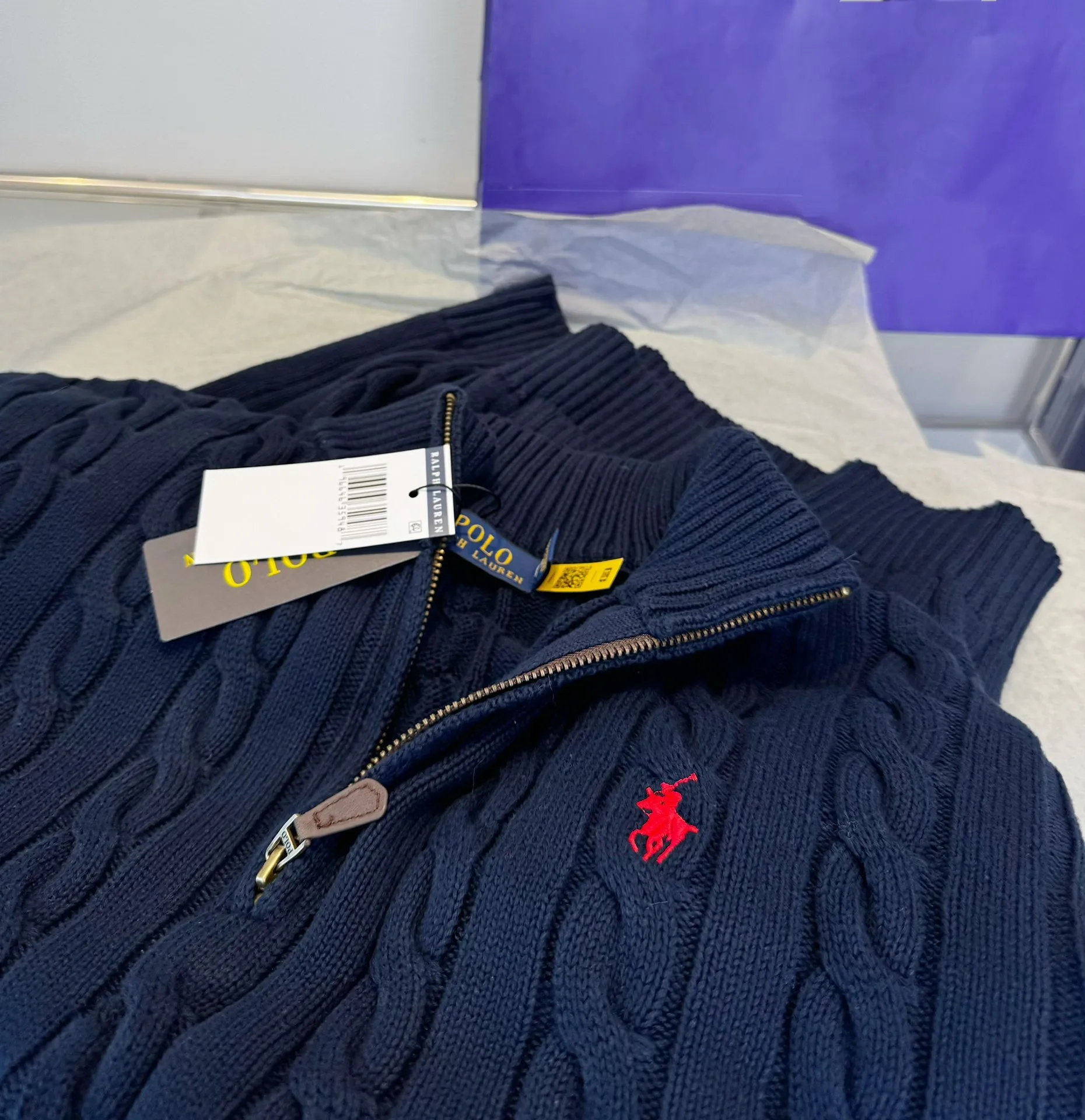 🅿️260 Style number: L02 RALPH LAUREN/Ralph Lauren classic war horse small label embroidered logo Paul polo turtleneck pullover classic half-zip knitted twist sweater sweater Size: Made of pure cotton yarn 🧶 blended with wool, pure cotton is skin-friendly and comfortable, small label war horse embroidered twist turtleneck sweater 🐎 high quality. Follow the blogger to learn how to wear it! Let’s get a Ralph Lauren cable sweater. It’s a super hard-to-find series after it became popular. It’s hard to find one on the official website. It’s simple and practical to wear, with a lazy and loose feel. The thickened fabric has more texture, soft and delicate feel, and a loose fit. Whether worn alone or layered, you can wear different styles of fashion with just one piece!   Size reference # xs s m l Length 64 66 68 70 Shoulder width 40 41 42 44 Bust 46 48 50 52